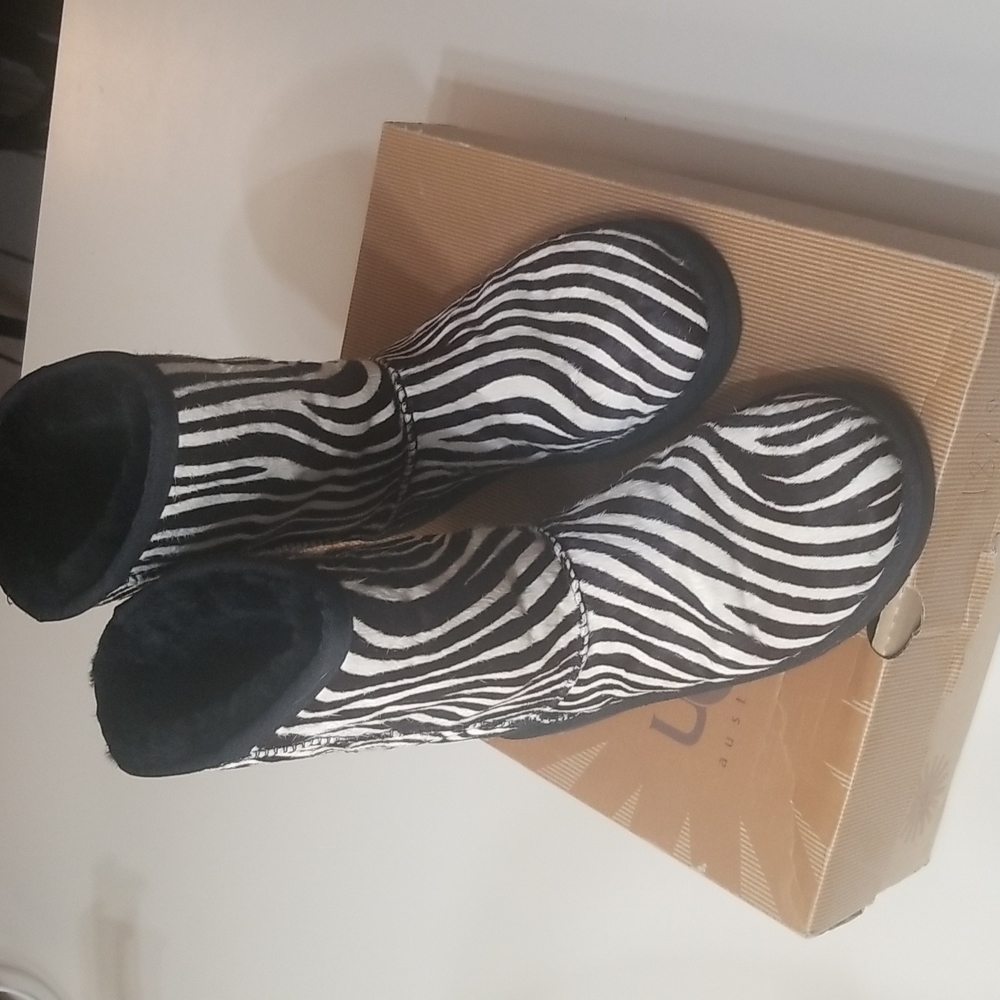 UGG Classic Short Exotic Blk/Wht Zebra Stripe Boot BRAND NEW NEVER WORN